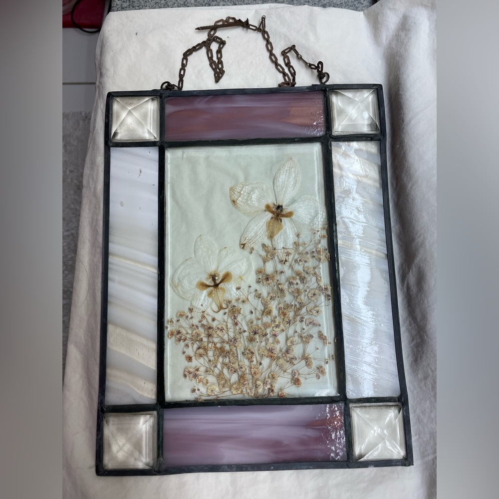 Leaded Glass Art Leaded glass. Pressed flowers 

Chain for hanging 


10”x13”